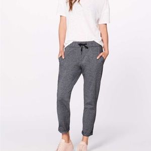 Lululemon On The Fly Pant *28"
Heathered Black size 4